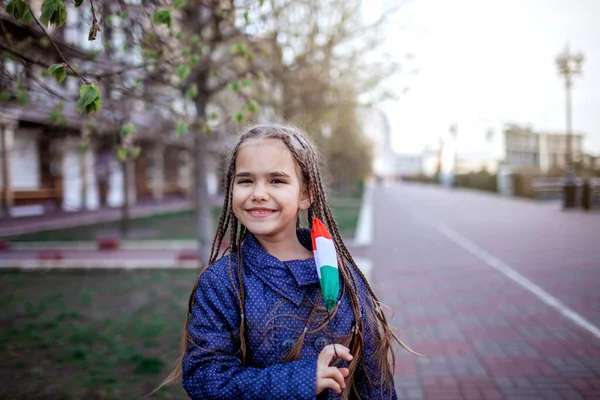 Щаслива Маленька Дівчинка Позбавлена Респіраторної Медичної Маски Національних Кольорах Італії — стокове фото