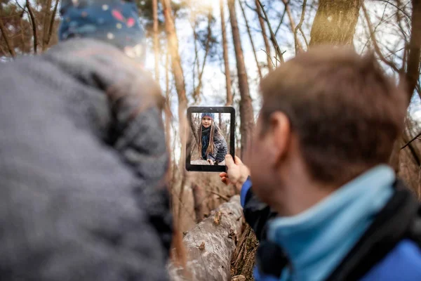 Батько Середнього Віку Дітьми Які Ходять Дикому Лісі Спілкуються Бабусею — стокове фото