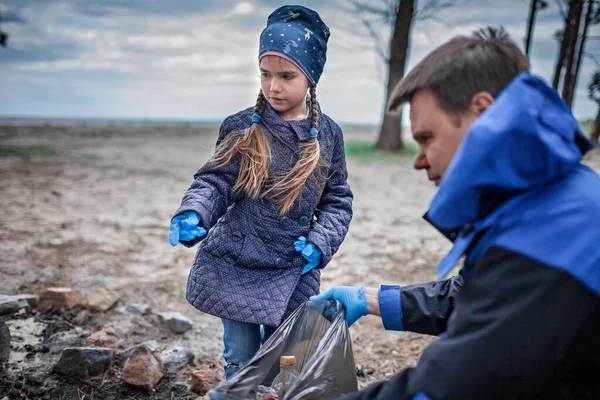 Młodzi Wolontariusze Brat Siostra Swoim Ojcem Sprzątający Lesie Przy Plaży — Zdjęcie stockowe