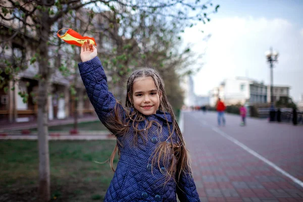 Счастливая Маленькая Девочка Надевает Маску Респиратора Национальных Цветах Испании Окончания Стоковое Фото