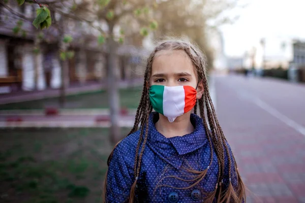 Счастливая Маленькая Девочка Надевает Маску Респиратора Национальных Цветах Италии Окончания Стоковая Картинка