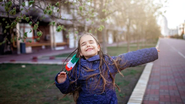 Счастливая Маленькая Девочка Надевает Маску Респиратора Национальных Цветах Италии Окончания Лицензионные Стоковые Фото