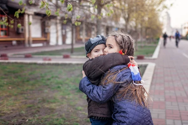 Niños Felices Que Quitan Máscara Respiratoria Médica Francia España Bandera —  Fotos de Stock