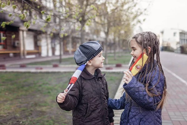 Niños Felices Que Quitan Máscara Respiratoria Médica Francia España Bandera —  Fotos de Stock