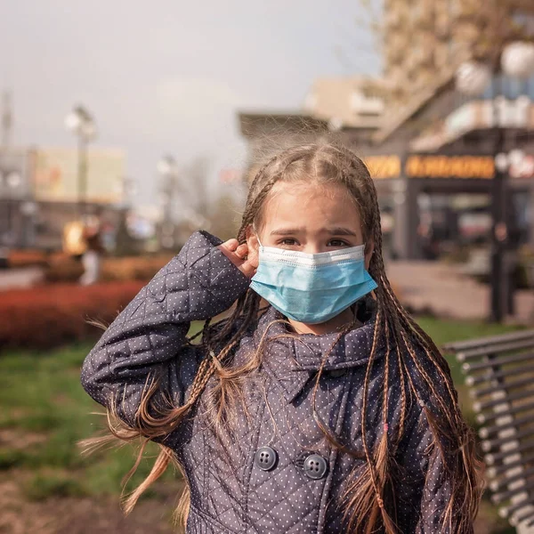 Karantina Mutluluk Umut Sona Erdiği Için Şehir Sokaklarında Solunum Maskesini — Stok fotoğraf