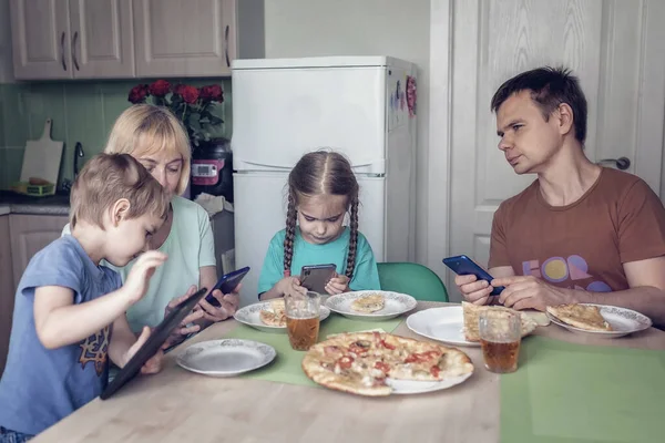 Velká Vícegenerační Rodina Spolu Večeří Ale Každý Píše Smartphone Digitální — Stock fotografie