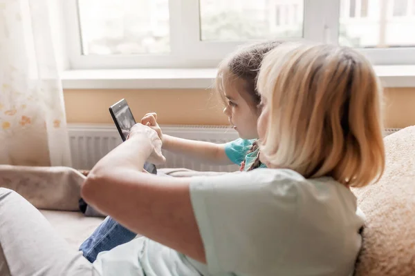 Szczęśliwy Wnuk Uczy Babcię Używać Portative Tablet Zrobić Selfie Życie — Zdjęcie stockowe