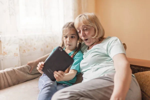 幸せな孫は ポータブルタブレットを使用し セルフィーを作るために彼女の祖母を教えて オンライン生活 コロナウイルスパンデミック後の新しい正常な 幸せな銀サーファーデジタルネイティブ世代 — ストック写真