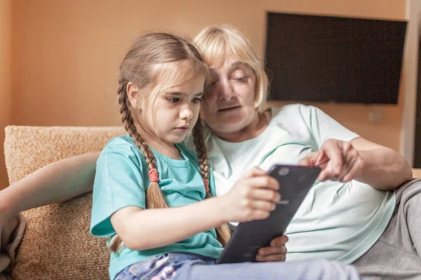 Szczęśliwy Wnuk Uczy Babcię Używać Portative Tablet Zrobić Selfie Życie — Zdjęcie stockowe