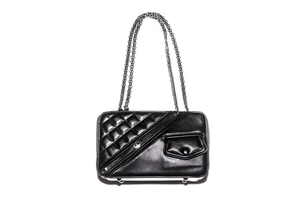 Bolso de cuero negro pequeño clásico femenino con cadena . Imagen De Stock