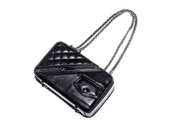 Bolso de cuero negro pequeño clásico femenino con cadena . Fotos De Stock