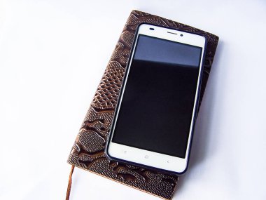 ahşap masa, tek renkli olarak Not Defteri ile akıllı telefon