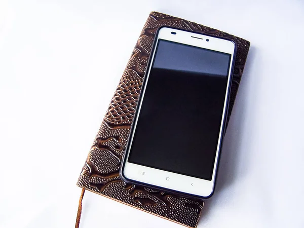 ahşap masa, tek renkli olarak Not Defteri ile akıllı telefon