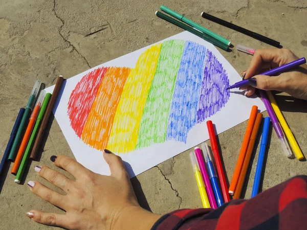 Photo du cœur arc-en-ciel sur l'asphalte. Symboles des personnes LGBT . — Photo