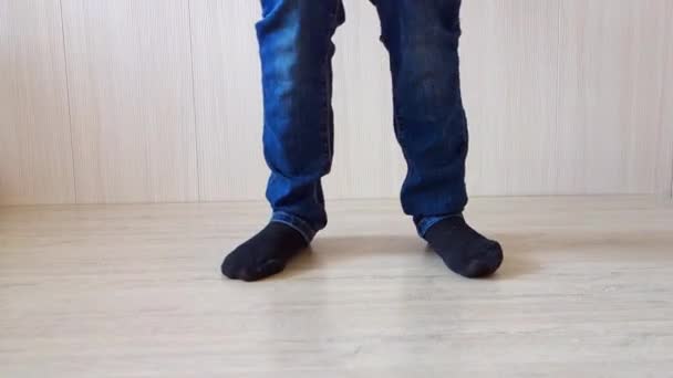 Dansande ben närbild, bottenvy. Tonåringen dansar.. — Stockvideo