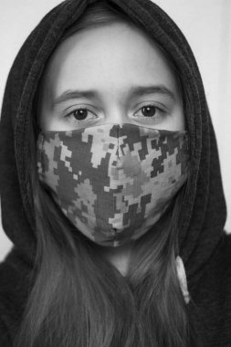 Askeri maske takan bir genç. Coronavirus ve grip salgını konsepti. Maskeli bir kız. Siyah beyaz fotoğraf.