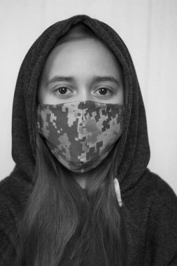 Askeri maske takan bir genç. Coronavirus ve grip salgını konsepti. Maskeli bir kız. Siyah beyaz fotoğraf.
