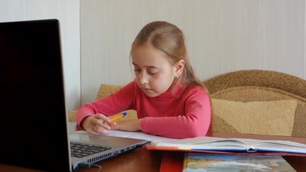 Концепція дистанційної освіти, онлайн-освіта вдома. Школярка спілкується з вчителем вдома під час епідемії коронавірусу в місті . — стокове відео
