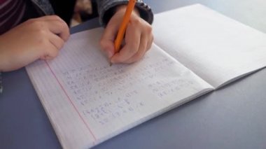 Uzaktan eğitim kavramı, evde online eğitim. Şehirdeki koronavirüs salgını sırasında evde bir öğretmenle sohbet eden liseli kız..