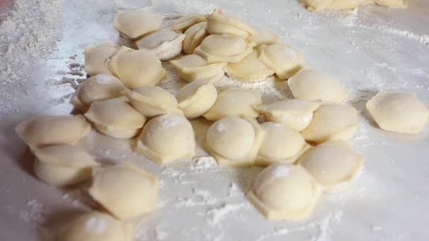 Uma mulher esculpe bolinhos usando um dispositivo especial. Cozinhar bolinhos caseiros . — Vídeo de Stock