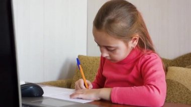 Uzaktan eğitim kavramı, evde online eğitim. Şehirdeki koronavirüs salgını sırasında evde bir öğretmenle sohbet eden liseli kız..