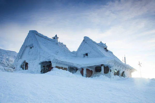 Snowy houses in mountains — Stock Photo, Image