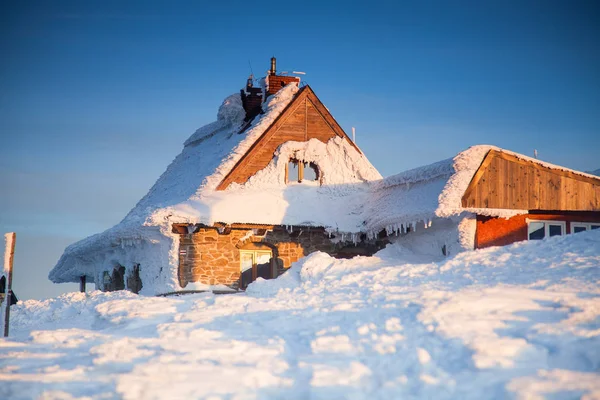 Houten huizen in het besneeuwde landschap — Stockfoto