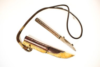 Deri kılıf beyaz zemin üzerine bıçakla 