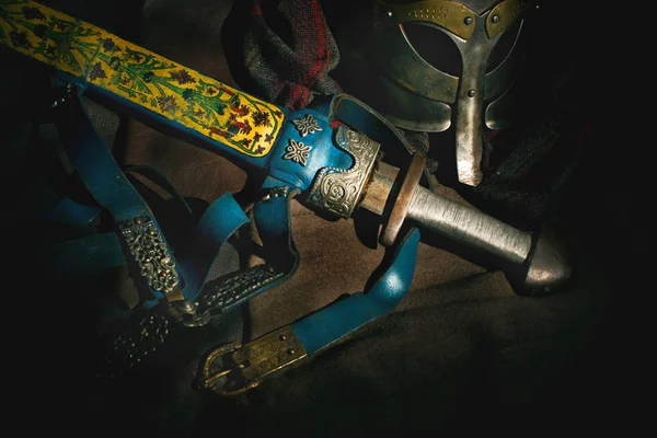 Accesorio de ropa vikinga con espada escandinava antigua — Foto de Stock