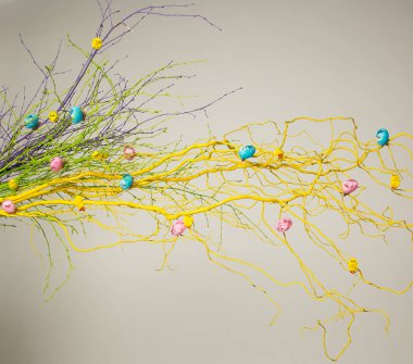 Paskalya için sarı, yeşil ve mor dekorasyon.