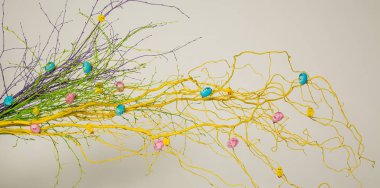 Gri arka planda Paskalya dalları.