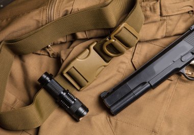 Toka, silah ve malzeme üzerinde meşale.