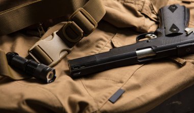 Silah ve meşale kahverengi malzeme üzerinde