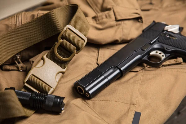 Kumaş üzerine siyah ekipman.