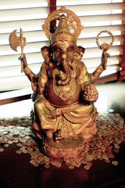 Ganesh heykelin üzerine pencere pervazı