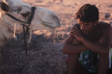 Üzgün, Genç bir Arap çocuk ile ve bir geldi, Dahab, Mısır