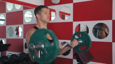Adam onun pazı halter sallıyor