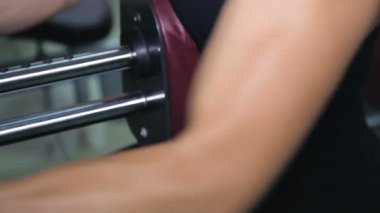 Bir simülatör egzersiz yaparak atlet