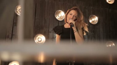 Bir stüdyoda şarkı kız şarkıcı