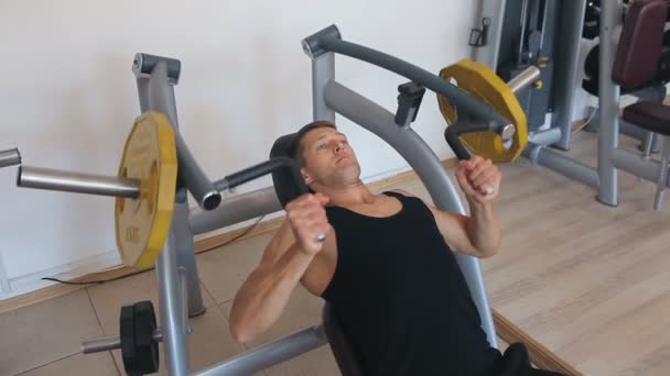 Młody człowiek ławeczce wagi na siłownię — Wideo stockowe