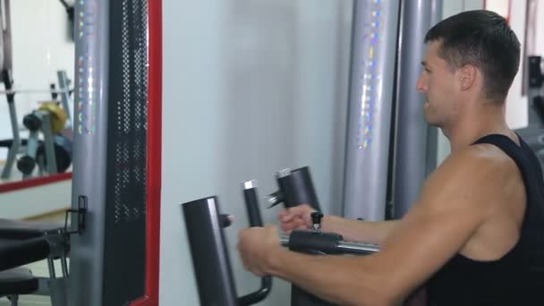 Athlete doing exercise on a simulator — Stock Video