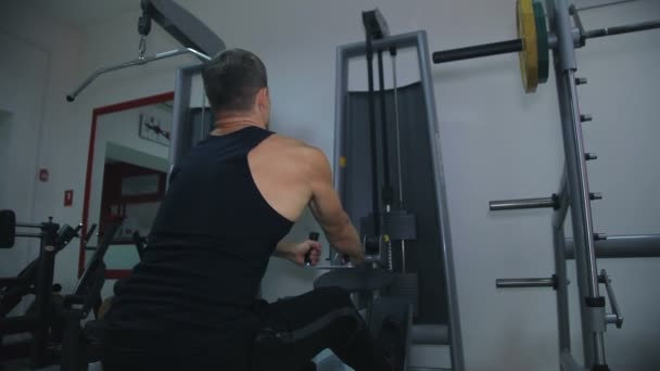 Athlete doing exercise on a simulator — Stock Video