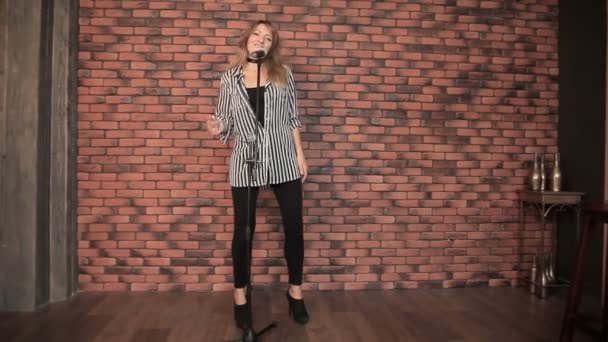 Κορίτσι τραγουδίστρια που τραγουδά σε ένα στούντιο — Αρχείο Βίντεο