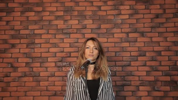 Chanteuse chantant dans un studio — Video