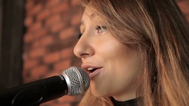 Cantante ragazza che canta in uno studio — Video Stock