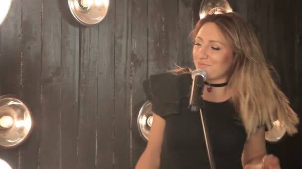 Cantante ragazza che canta in uno studio — Video Stock