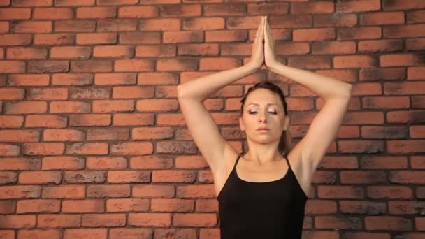 Kız yoga yapan — Stok video