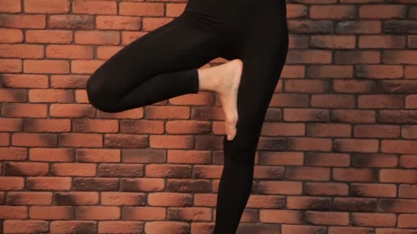 Meisje houdt zich bezig met yoga — Stockvideo