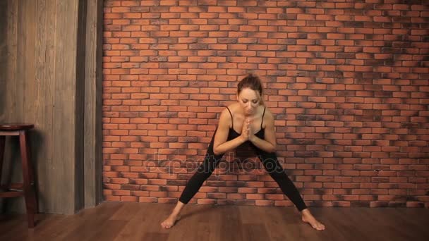 Chica se dedica al yoga — Vídeos de Stock