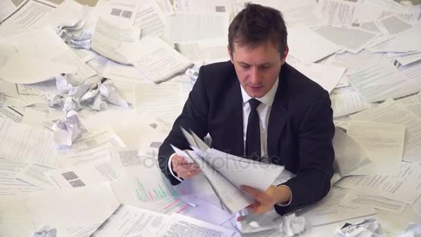 The man in the office drowning in paper — Stock Footage The man in the office drowning in paper Royalty Free Stock Footage